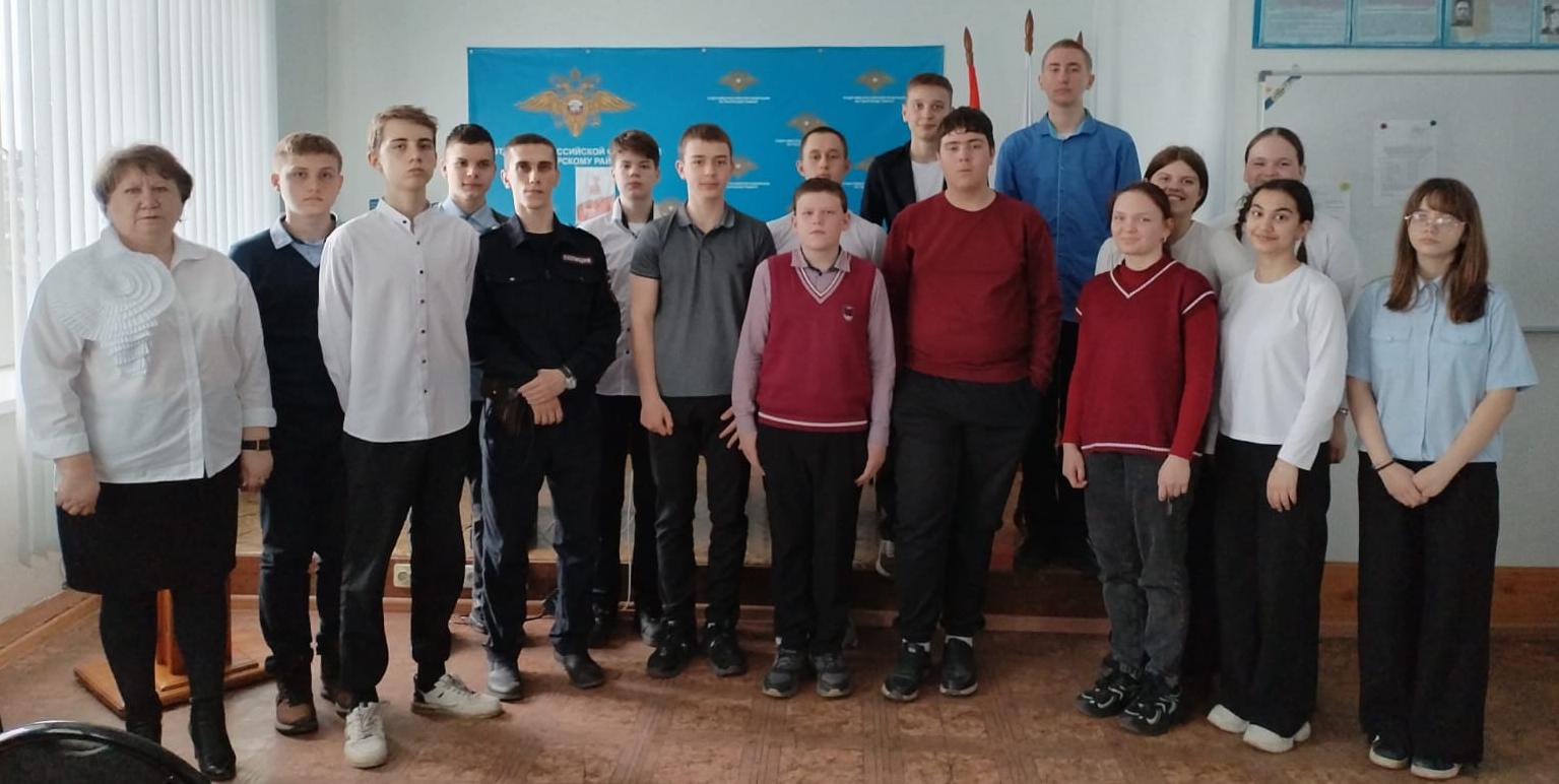 В Ужуре полицейские и общественник провели для школьников   «День открытых дверей».
