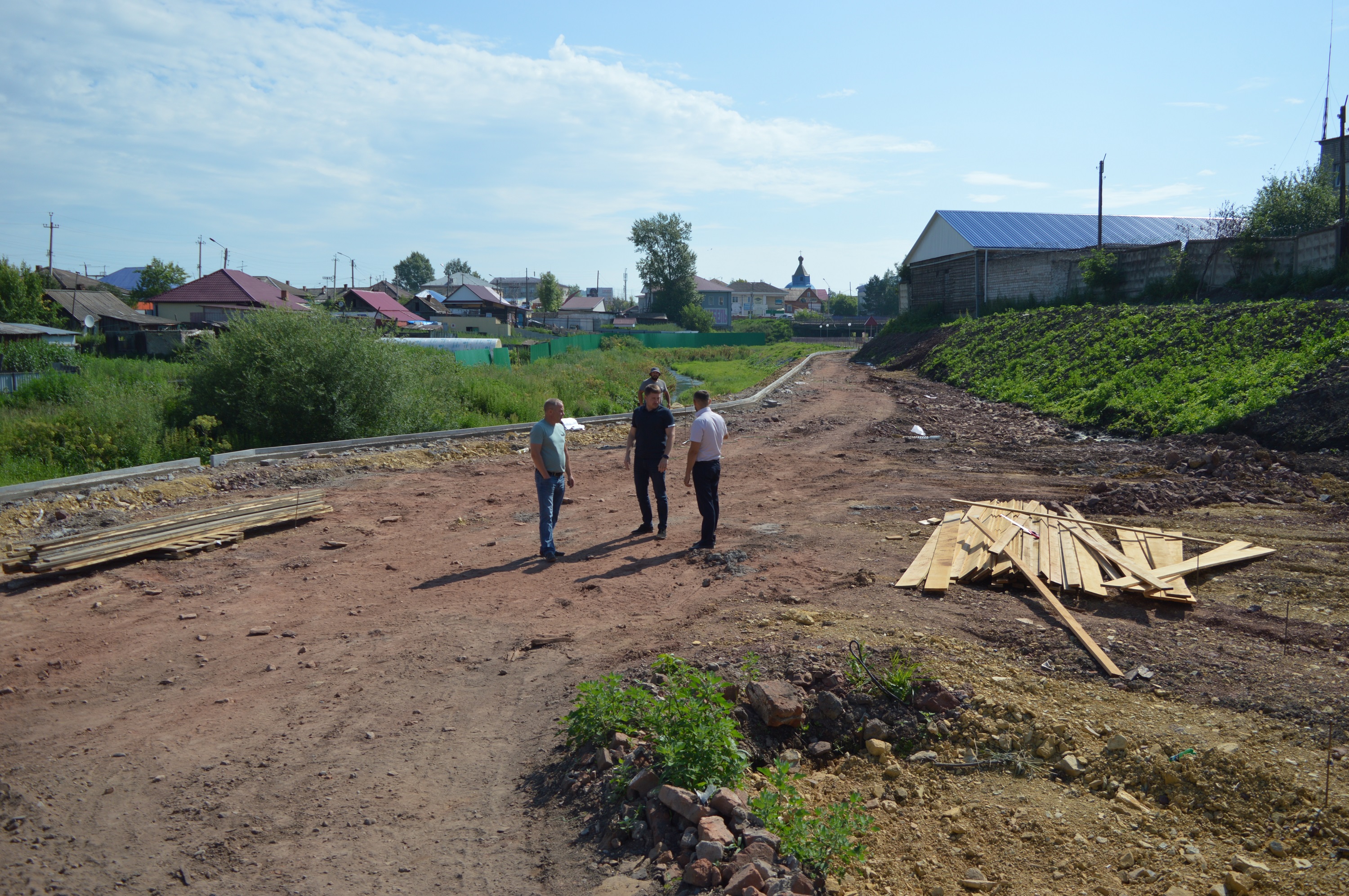 В Ужуре строят новую детскую площадку и благоустраивают набережную.