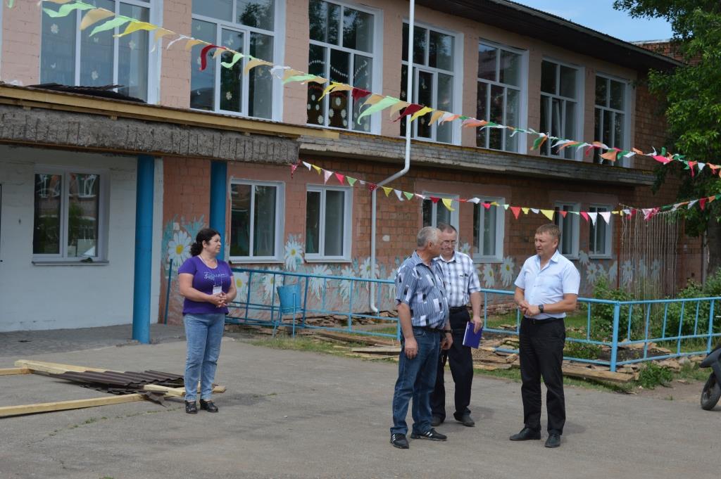 В Приреченске сельский Дом культуры преобразился до неузнаваемости, для улучшения качества водоснабжения закупили новую водонапорную башню, а в местной школе появится новое ограждение и отмостка.