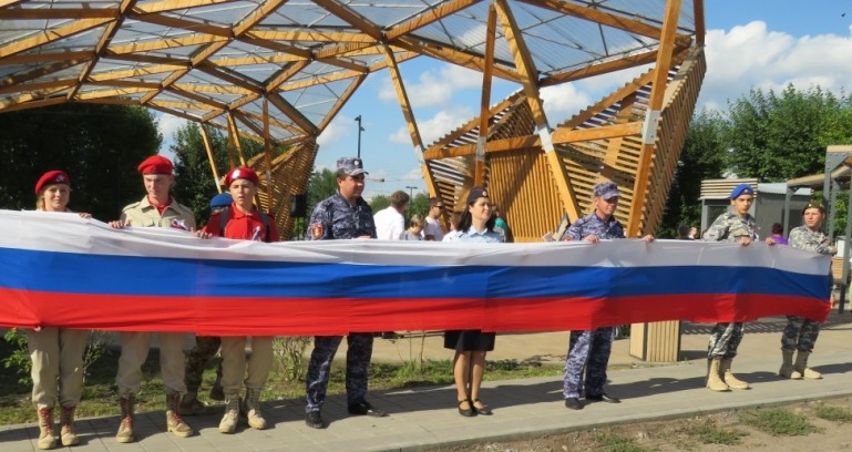 В Ужуре полицейские присоединились к празднованию  Дня государственного флага.