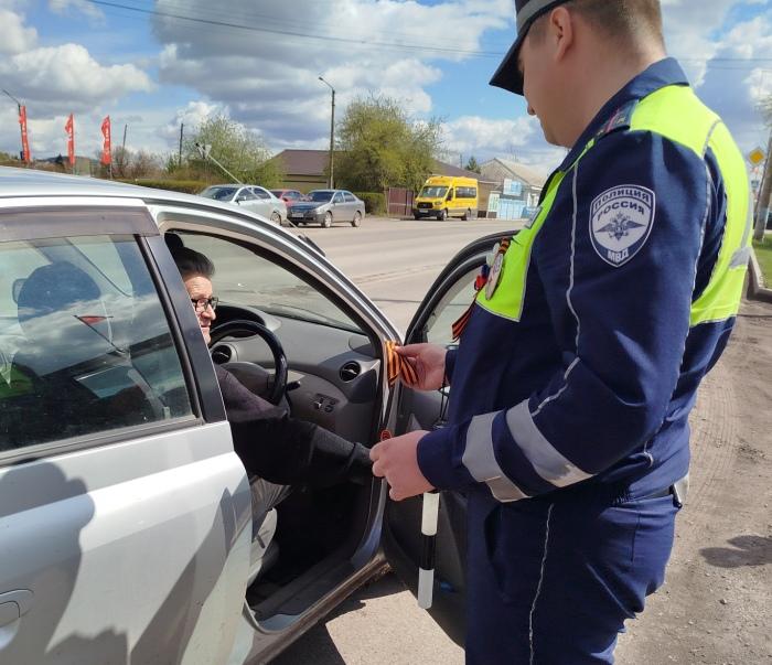 В Ужуре сотрудники Госавтоинспекции   приняли участие в акции &quot;Георгиевская лента&quot;..