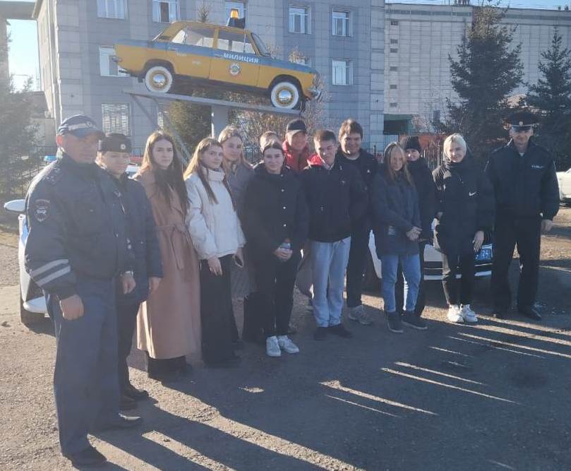 В Ужуре сотрудники Госавтоинспекции провели «День открытых дверей» для ребят из «полицейского» класса.