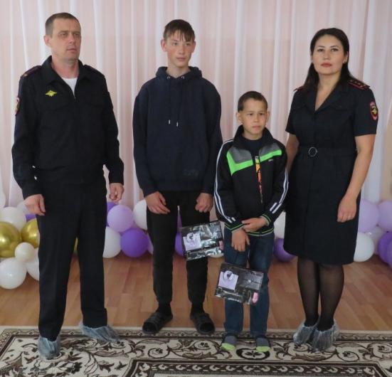 В Ужуре полицейские поздравили ребят в Днем защиты детей.