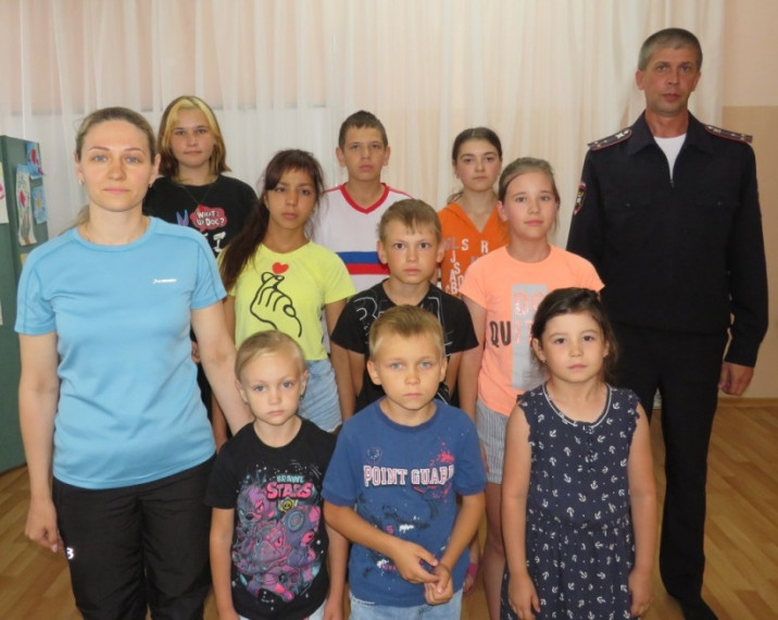 Зарядка со стражем порядка: в Ужуре полицейские провели зарядку с детьми. Зарядка со стражем порядка: в Ужуре полицейские провели зарядку с детьми.