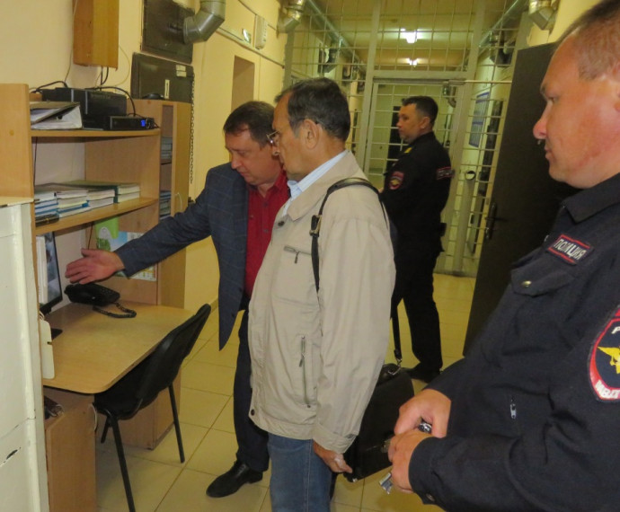 В Ужуре общественники проверили подразделение полиции. В Ужуре общественники проверили подразделение полиции.