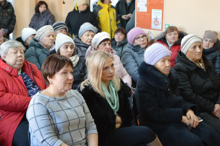 Глава Ужурского района Константин Зарецкий начинает проводить традиционные сходы с жителями. Глава Ужурского района Константин Зарецкий начинает проводить традиционные сходы с жителями.