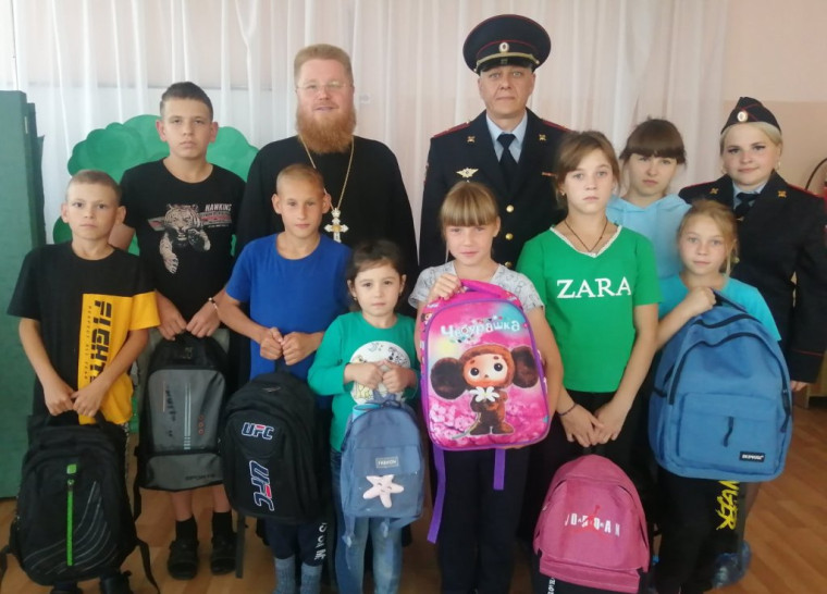 В Ужуре полицейские помогли детям собраться в школу. В Ужуре полицейские помогли детям собраться в школу.