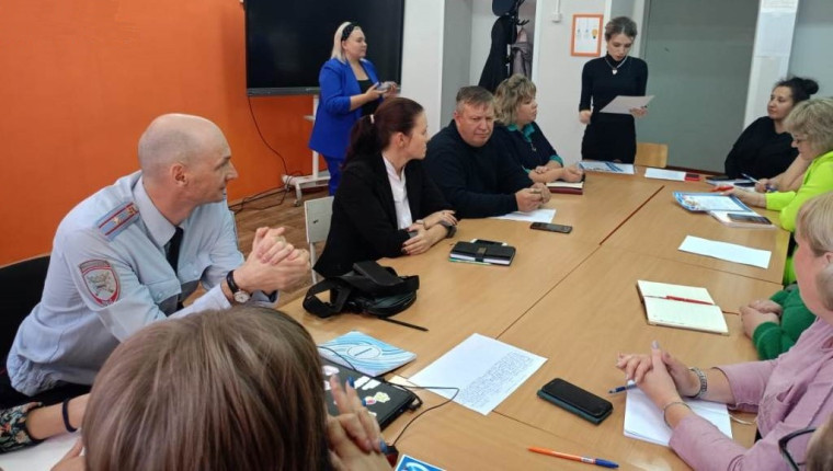 В Ужуре начальник Госавтоинспекции провел "круглый стол" по организации работы отрядов ЮИД. В Ужуре начальник Госавтоинспекции провел "круглый стол" по организации работы отрядов ЮИД.