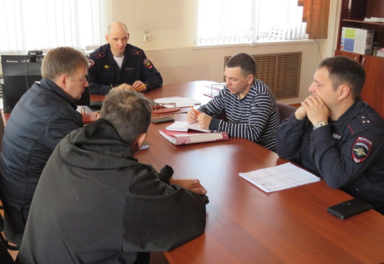 В Ужуре сотрудники Госавтоинспекции и руководители автошкол обсудили проблемы аварийности с участием молодых водителей. В Ужуре сотрудники Госавтоинспекции и руководители автошкол обсудили проблемы аварийности с участием молодых водителей.