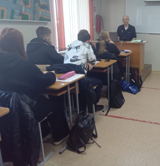 В Ужуре начальник Госавтоинспекции рассказал школьникам об ответственности за нарушения Правил дорожного движения. В Ужуре начальник Госавтоинспекции рассказал школьникам об ответственности за нарушения Правил дорожного движения.
