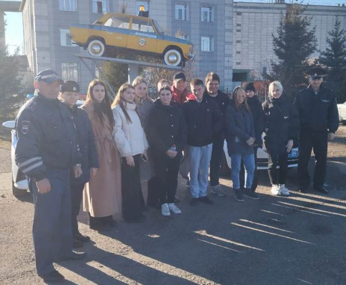 В Ужуре сотрудники Госавтоинспекции провели «День открытых дверей» для ребят из «полицейского» класса. В Ужуре сотрудники Госавтоинспекции провели «День открытых дверей» для ребят из «полицейского» класса.