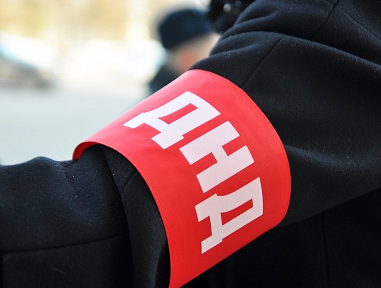 В Ужуре добровольцы народных дружин помогают полиции. В Ужуре добровольцы народных дружин помогают полиции.