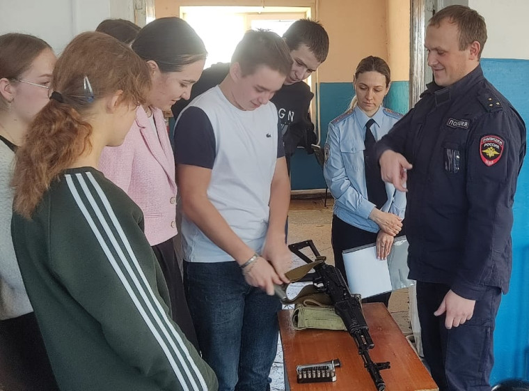 В Ужуре «Студенческий десант» познакомился с работой полиции. В Ужуре «Студенческий десант» познакомился с работой полиции.