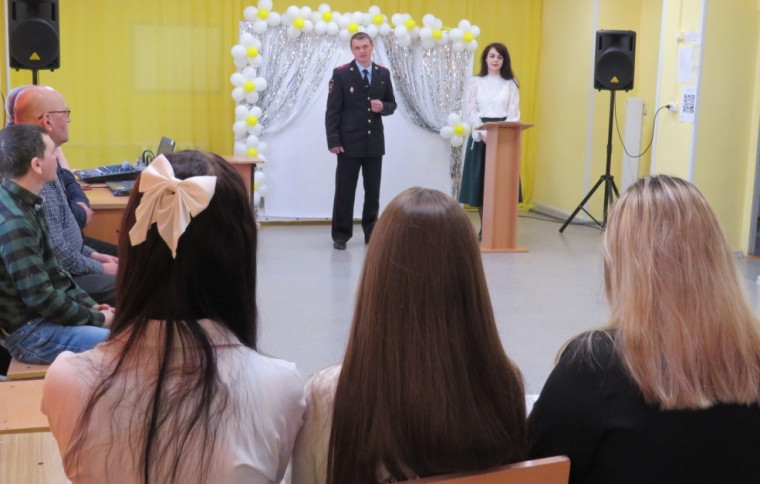 В Ужуре сотрудники Госавтоинспекции вручили курсантам детско-юношеской автошколы свидетельства о прохождении обучения. В Ужуре сотрудники Госавтоинспекции вручили курсантам детско-юношеской автошколы свидетельства о прохождении обучения.