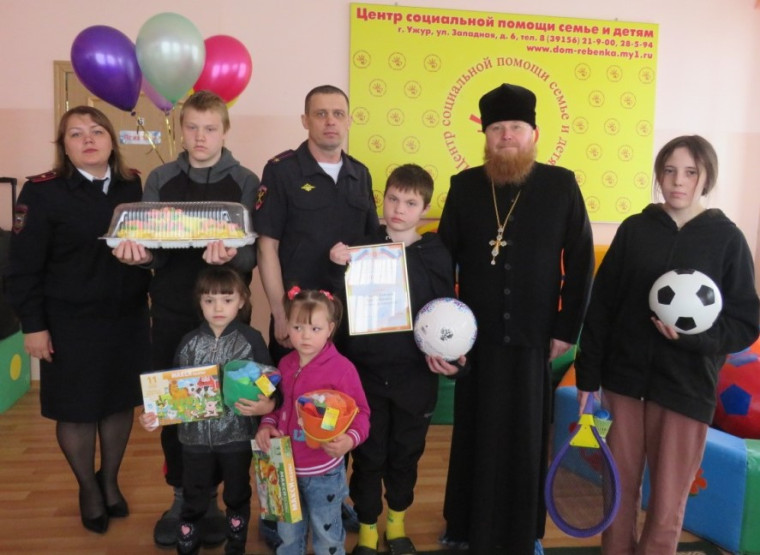 В Ужуре полицейские и общественник посетили Центр семьи «Ужурский». В Ужуре полицейские и общественник посетили Центр семьи «Ужурский».