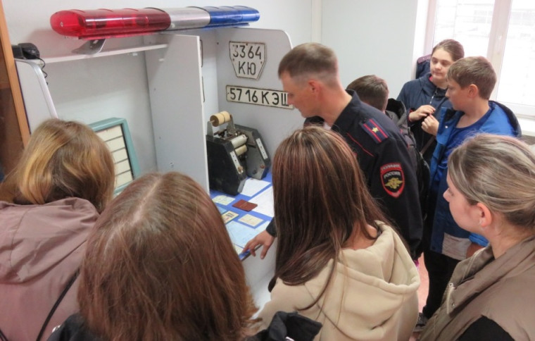 В Ужуре сотрудники Госавтоинспекции организовали «День открытых дверей» для школьников. В Ужуре сотрудники Госавтоинспекции организовали «День открытых дверей» для школьников.